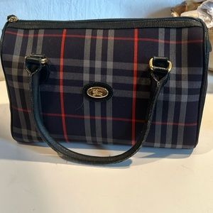BURBERRYS !!!! Authentic Vintage Navy Check
🔥🔥🔥 Boston Bag🔥🔥